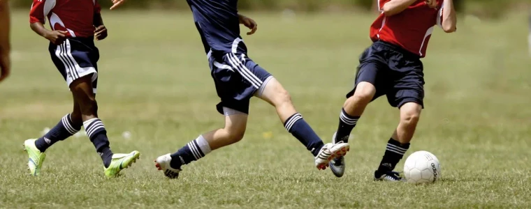 Bảng tỷ lệ kèo bóng đá minh họa odds thập phân, kèo chấp châu Á và dòng tài xỉu trên nền sân cỏ mờ